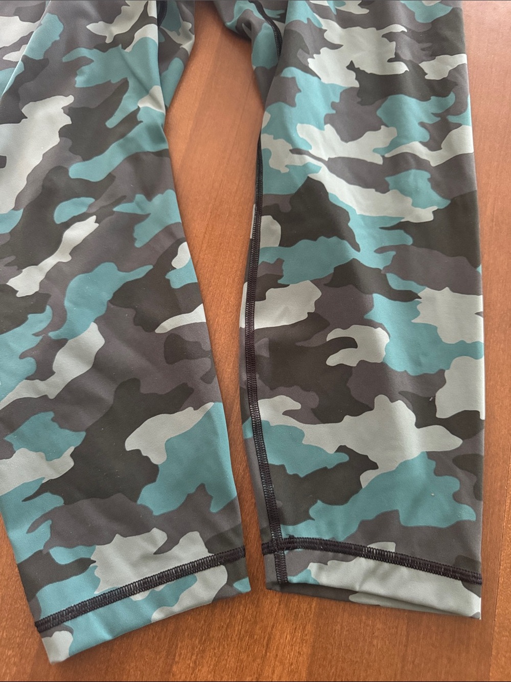 BNWOT Lululemon athletica Teal & Black Camo Leggings - Picture 5 of 7